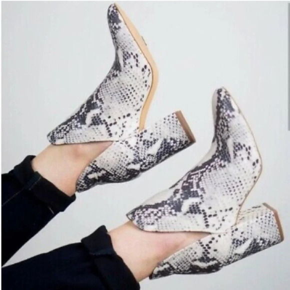 Steve Madden Rookie Bootie High Heeled Ankle Boots Natural Vegan Snake Print 9 - Picture 6 of 11